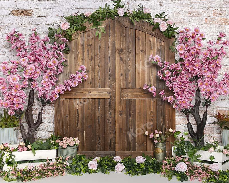 Kate Frühling Pfirsichblüte Holz Tür Backsteinmauer Hintergrund von Emetselch