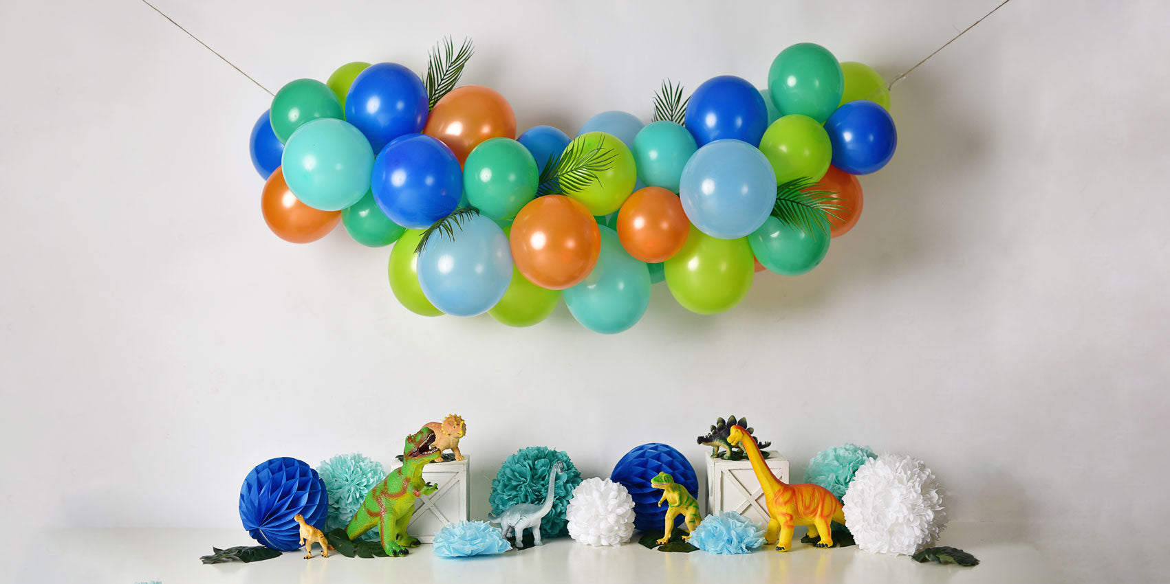 Kate Dinosaurier-Geburtstag mit Ballon-Hintergrund für die Fotografie entworfen von Mandy Ringe Photography - Kate Backdrop.de
