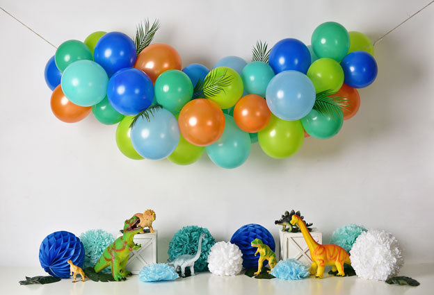 Kate Dinosaurier-Geburtstag mit Ballon-Hintergrund für die Fotografie entworfen von Mandy Ringe Photography - Kate Backdrop.de