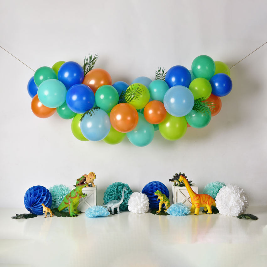 Kate Dinosaurier-Geburtstag mit Ballon-Hintergrund für die Fotografie entworfen von Mandy Ringe Photography - Kate Backdrop.de
