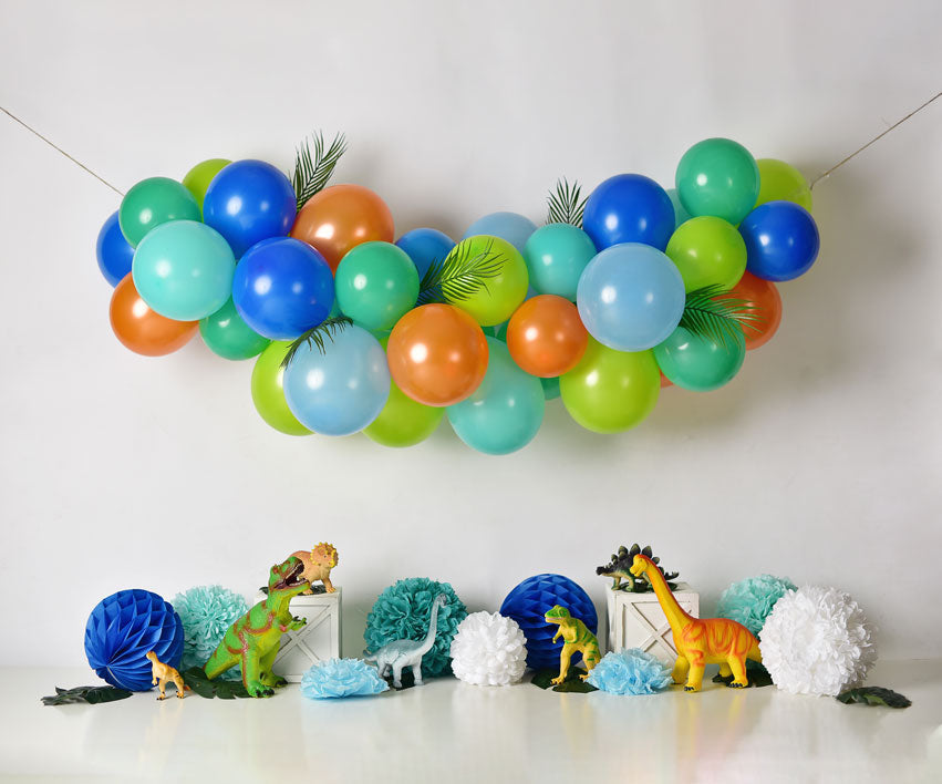 Kate Dinosaurier-Geburtstag mit Ballon-Hintergrund für die Fotografie entworfen von Mandy Ringe Photography - Kate Backdrop.de