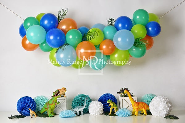 Kate Dinosaurier-Geburtstag mit Ballon-Hintergrund für die Fotografie entworfen von Mandy Ringe Photography - Kate Backdrop.de
