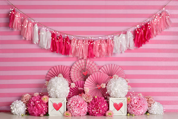 Kate Valentinstag mit Herzen und Streifen Hintergrund Entworfen von Mandy Ringe Photography - Kate Backdrop.de