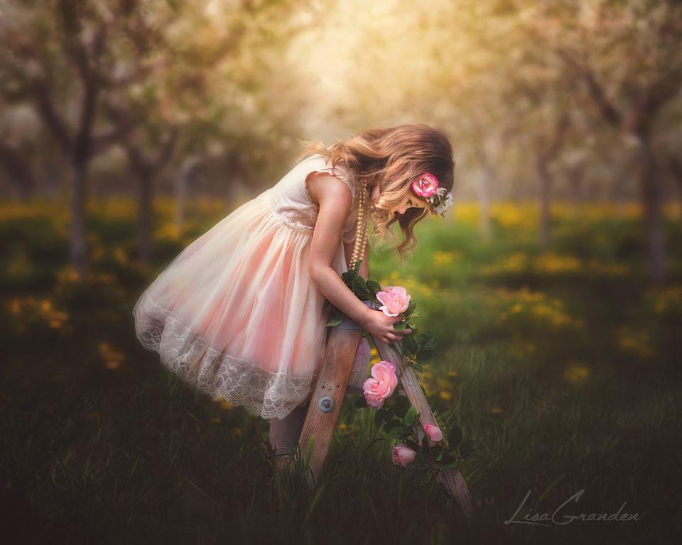 Kate Frühlingsobstgarten im gelben Hintergrund für Fotografie Entworfen von Lisa Granden - Kate Backdrop.de