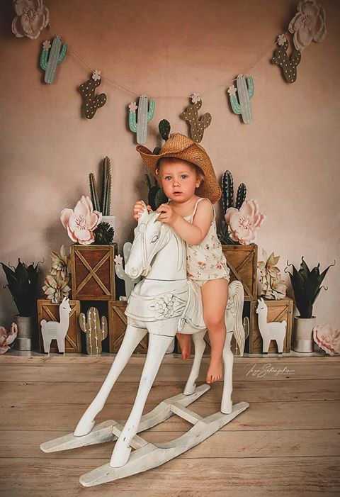 Kate Sommer Pastelllamas mit kaktusrosa Hintergrund für Kinder Entworfen von Mandy Ringe Photography - Kate Backdrop.de