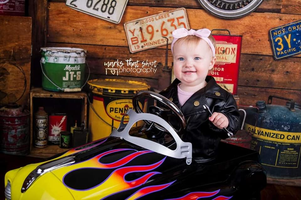 Kate Garage Jungen / Vatertag Hintergrund von Arica Kirby - Kate Backdrop.de