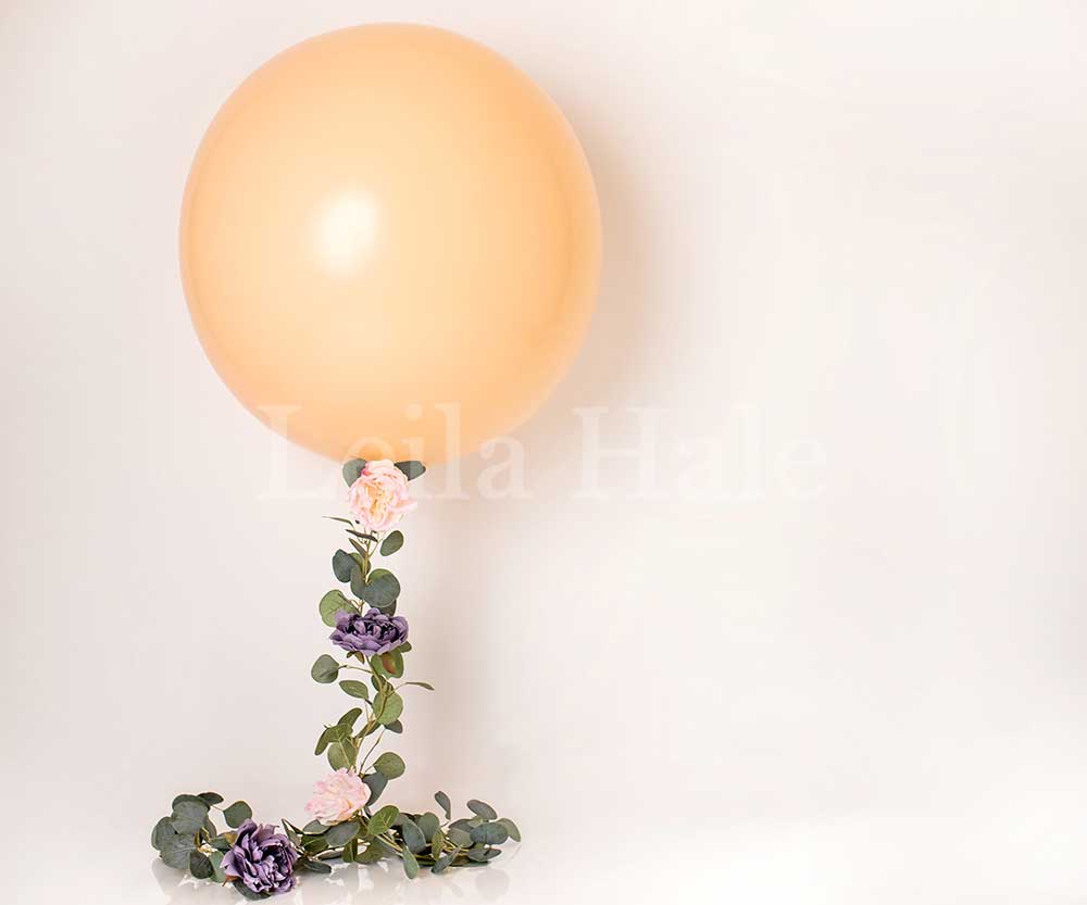 Kate Geburtstag Luftballons creme Hintergrund von Leila Hale
