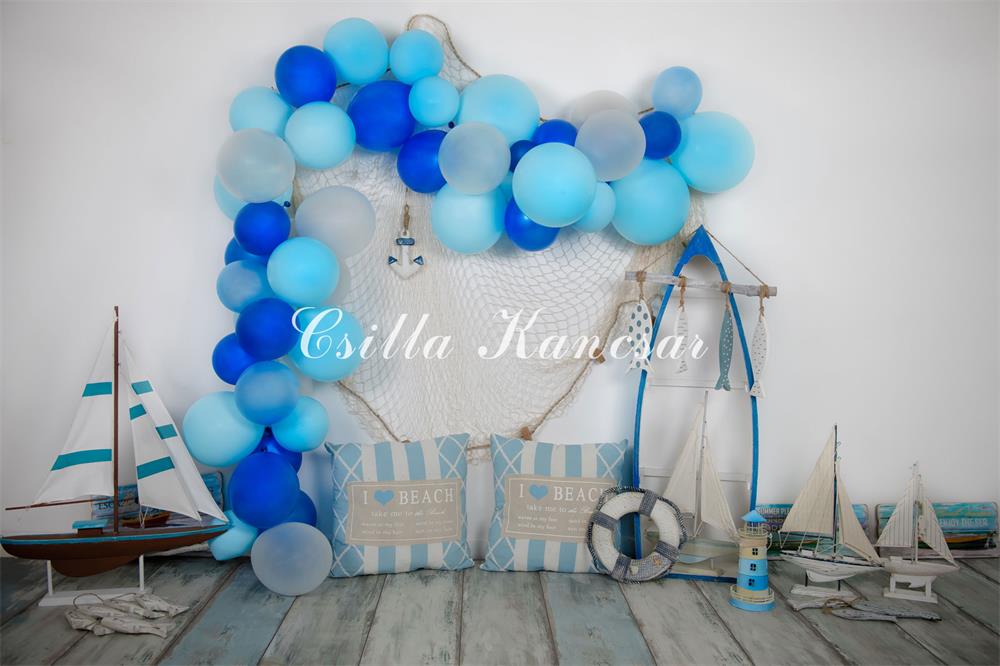 Kate Seemann Hintergrund blau Luftballons Segelboot Entworfen von Csilla Kancsar - Kate Backdrop.de