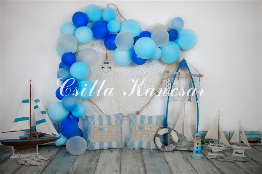 Kate Seemann Hintergrund blau Luftballons Segelboot Entworfen von Csilla Kancsar - Kate Backdrop.de