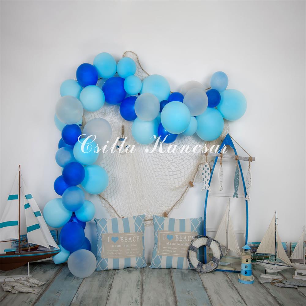 Kate Seemann Hintergrund blau Luftballons Segelboot Entworfen von Csilla Kancsar - Kate Backdrop.de