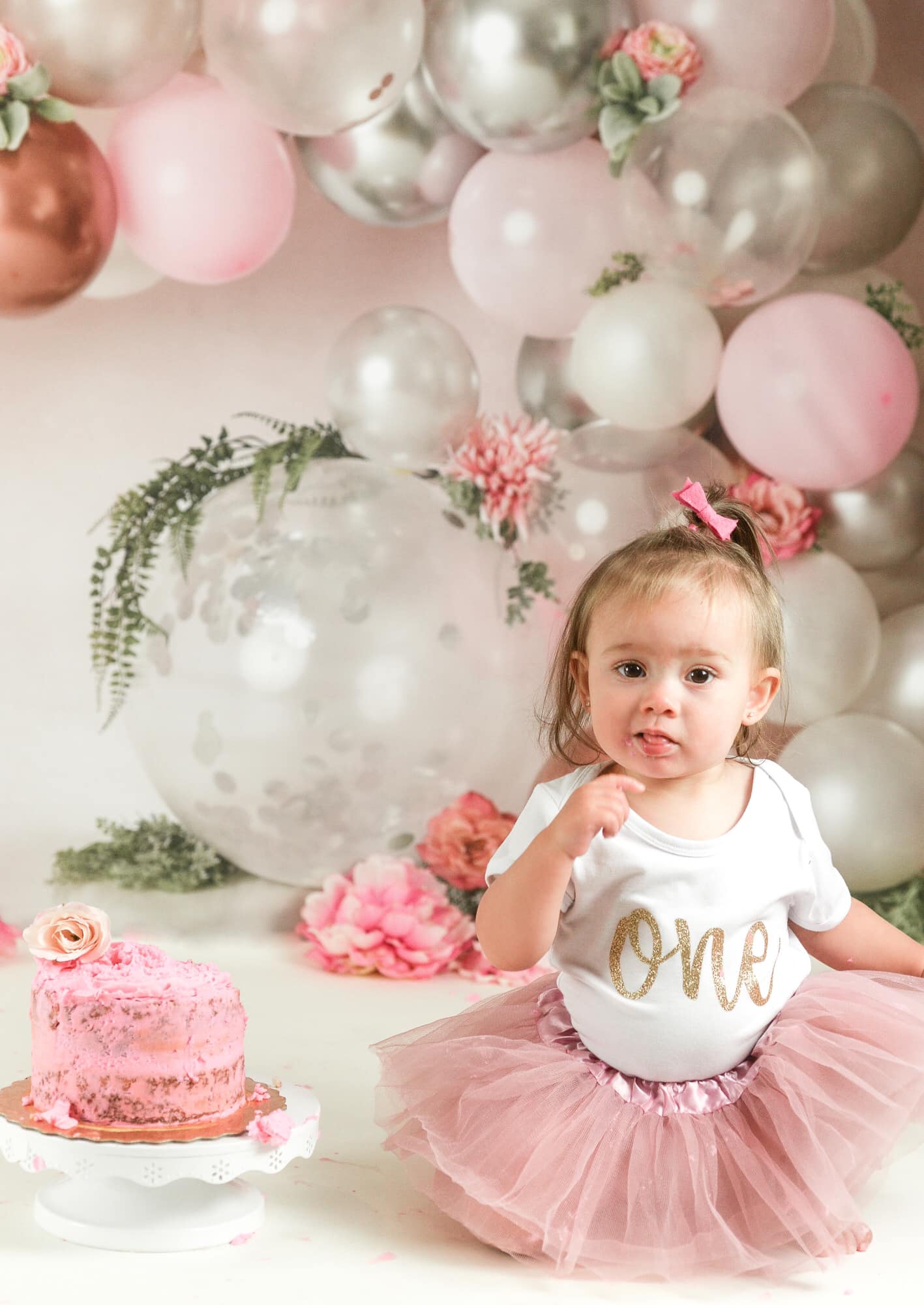 Kate Rosa Weiß und Roségold Blumenballonbogen Hintergrund Geburtstag Entworfen von Mandy Ringe Photography - Kate Backdrop.de
