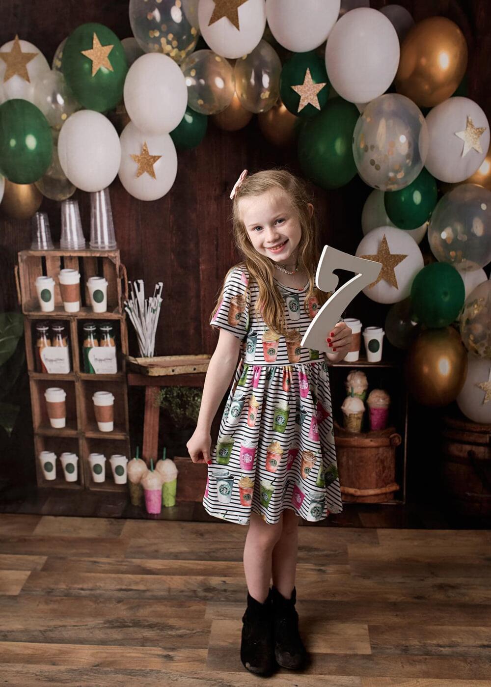 Kate Coffee Shop Holz Hintergrund Geburtstag Entworfen von Mandy Ringe Photography