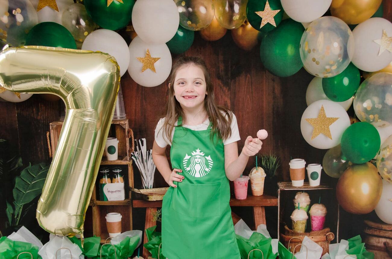 Kate Coffee Shop Holz Hintergrund Geburtstag Entworfen von Mandy Ringe Photography
