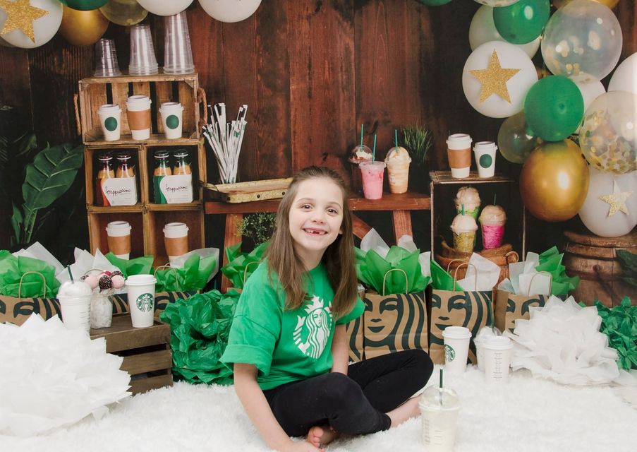 Kate Coffee Shop Holz Hintergrund Geburtstag Entworfen von Mandy Ringe Photography
