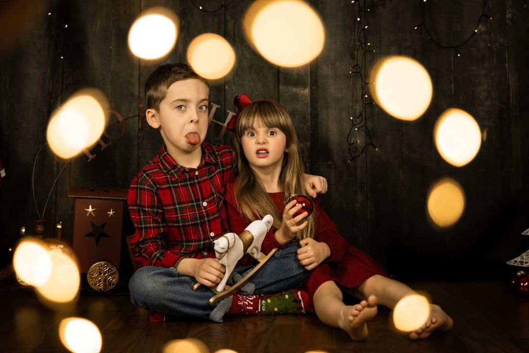 Kate Dunkelbrauner Holzhintergrund Holz von Rose Abbas - Kate Backdrop.de