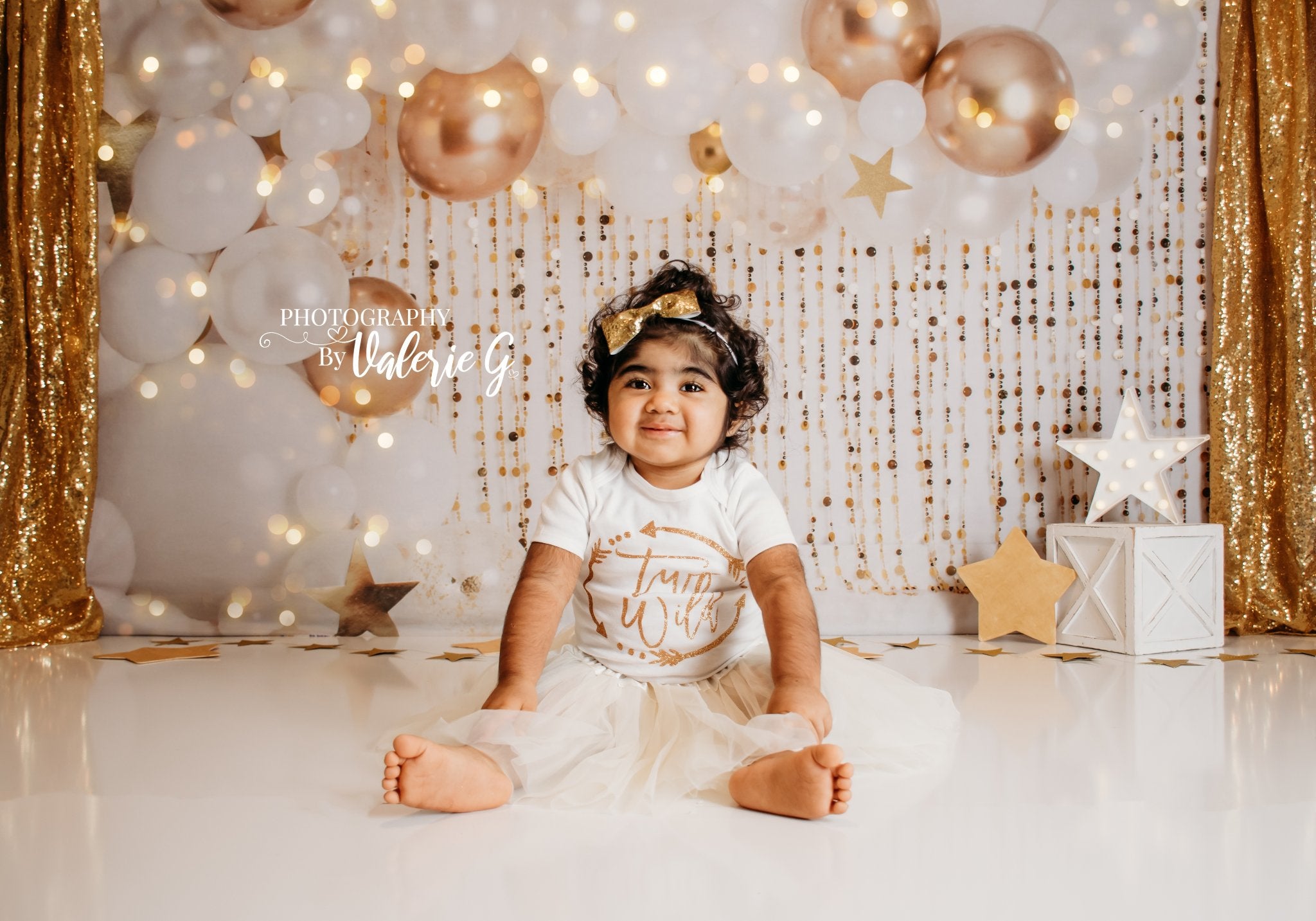 Kate Cake Smash Gold Luftballons Hintergrund von Rose Abbas - Kate Backdrop.de