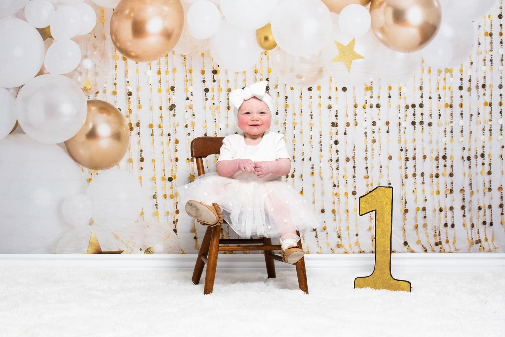 Kate Cake Smash Gold Luftballons Hintergrund von Rose Abbas - Kate Backdrop.de
