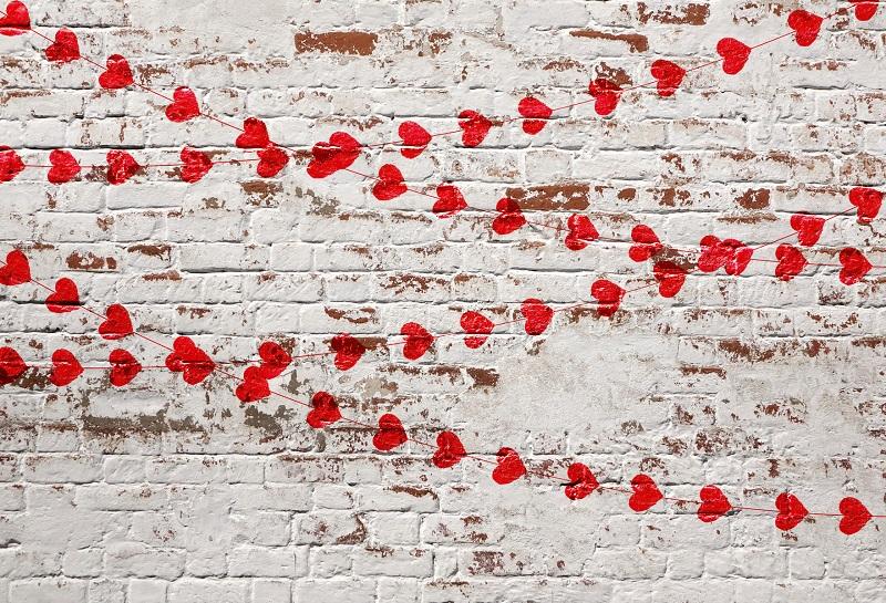 Kate Weiße Backsteinmauer mit roten Herzen Valentinstag-Hintergrund für die Fotografie entworfen von Jerry_Sina