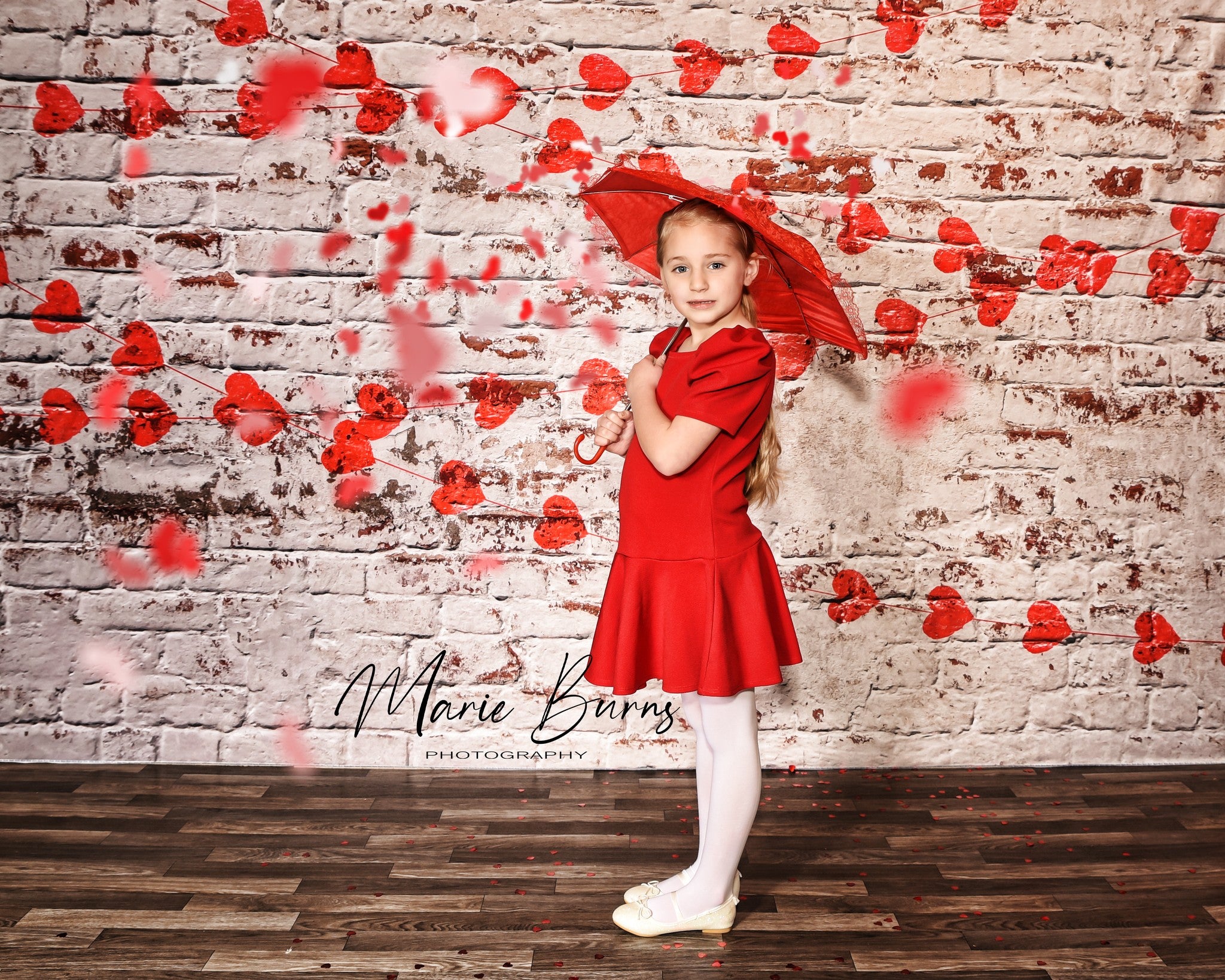Kate Weiße Backsteinmauer mit roten Herzen Valentinstag-Hintergrund für die Fotografie entworfen von Jerry_Sina - Kate Backdrop.de