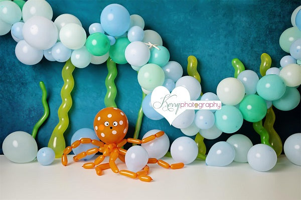 Kate Geburtstags-Kuchen-Zertrümmern-Ballone unter dem Seekinderhintergrund entworfen von Kerry Anderson - Kate Backdrop.de