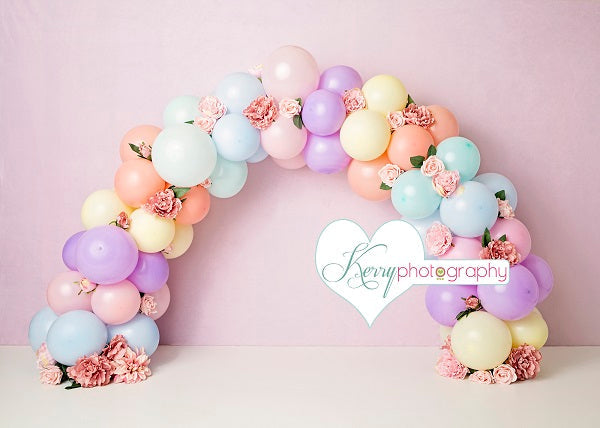 Kate Luftballons Regenbogen mit Blumen für Kinder Geburtstag Hintergrund für Fotografie Entworfen von Kerry Anderson - Kate Backdrop.de