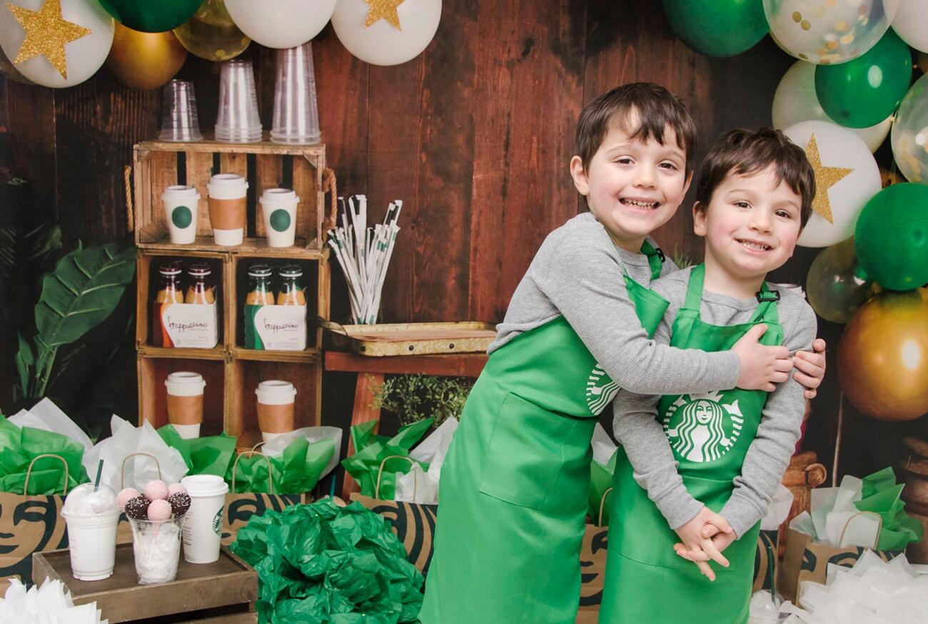 Kate Coffee Shop Holz Hintergrund Geburtstag Entworfen von Mandy Ringe Photography
