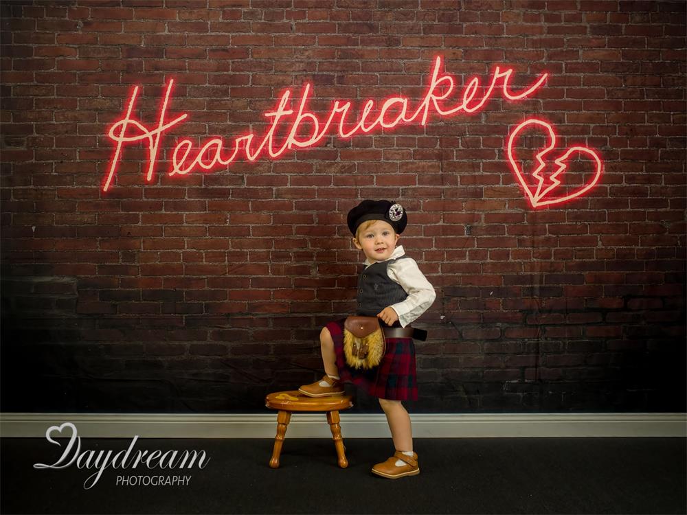 Kate Heartbreaker Valentinstag Ziegelwand Backstein Hintergrund von Mandy Ringe Photography - Kate Backdrop.de
