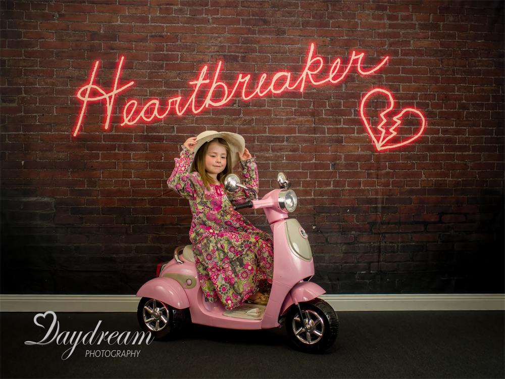 Kate Heartbreaker Valentinstag Ziegelwand Backstein Hintergrund von Mandy Ringe Photography - Kate Backdrop.de
