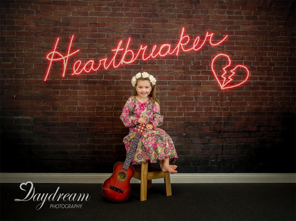 Kate Heartbreaker Valentinstag Ziegelwand Backstein Hintergrund von Mandy Ringe Photography - Kate Backdrop.de