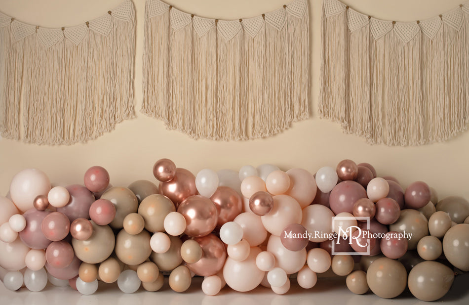 Kate Rosa Boho Luftballons Hintergrund Makramee Wandbehang von Mandy Ringe Photography - Kate Backdrop.de