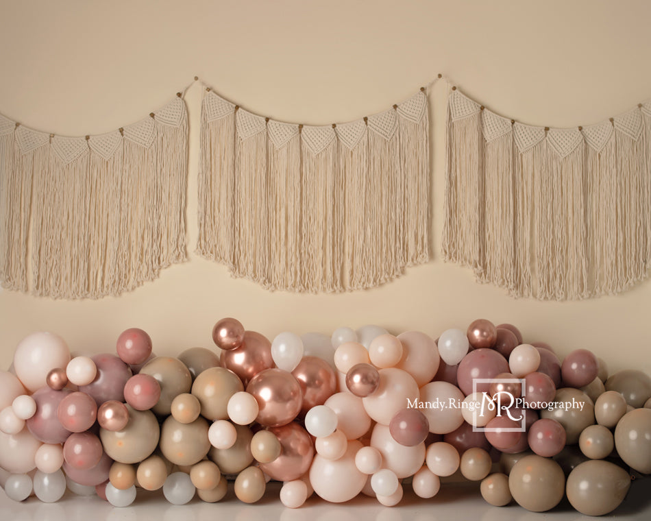 Kate Rosa Boho Luftballons Hintergrund Makramee Wandbehang von Mandy Ringe Photography - Kate Backdrop.de