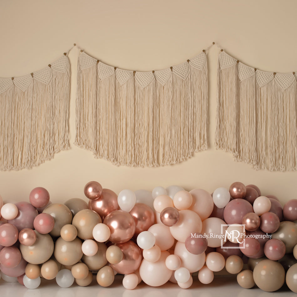 Kate Rosa Boho Luftballons Hintergrund Makramee Wandbehang von Mandy Ringe Photography - Kate Backdrop.de