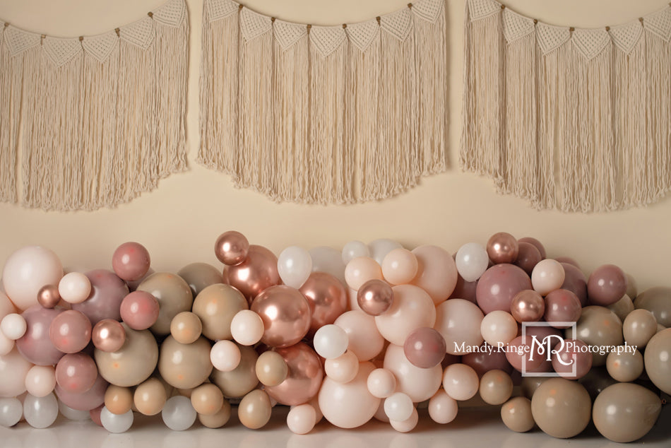 Kate Rosa Boho Luftballons Hintergrund Makramee Wandbehang von Mandy Ringe Photography - Kate Backdrop.de
