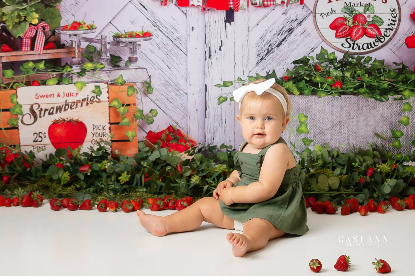 Kate Sommer Erdbeere Weißes Holzbrett mit Bannern Hintergrund - Kate Backdrop.de