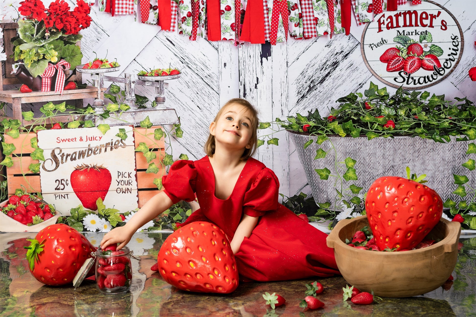 Kate Sommer Erdbeere Weißes Holzbrett mit Bannern Hintergrund - Kate Backdrop.de