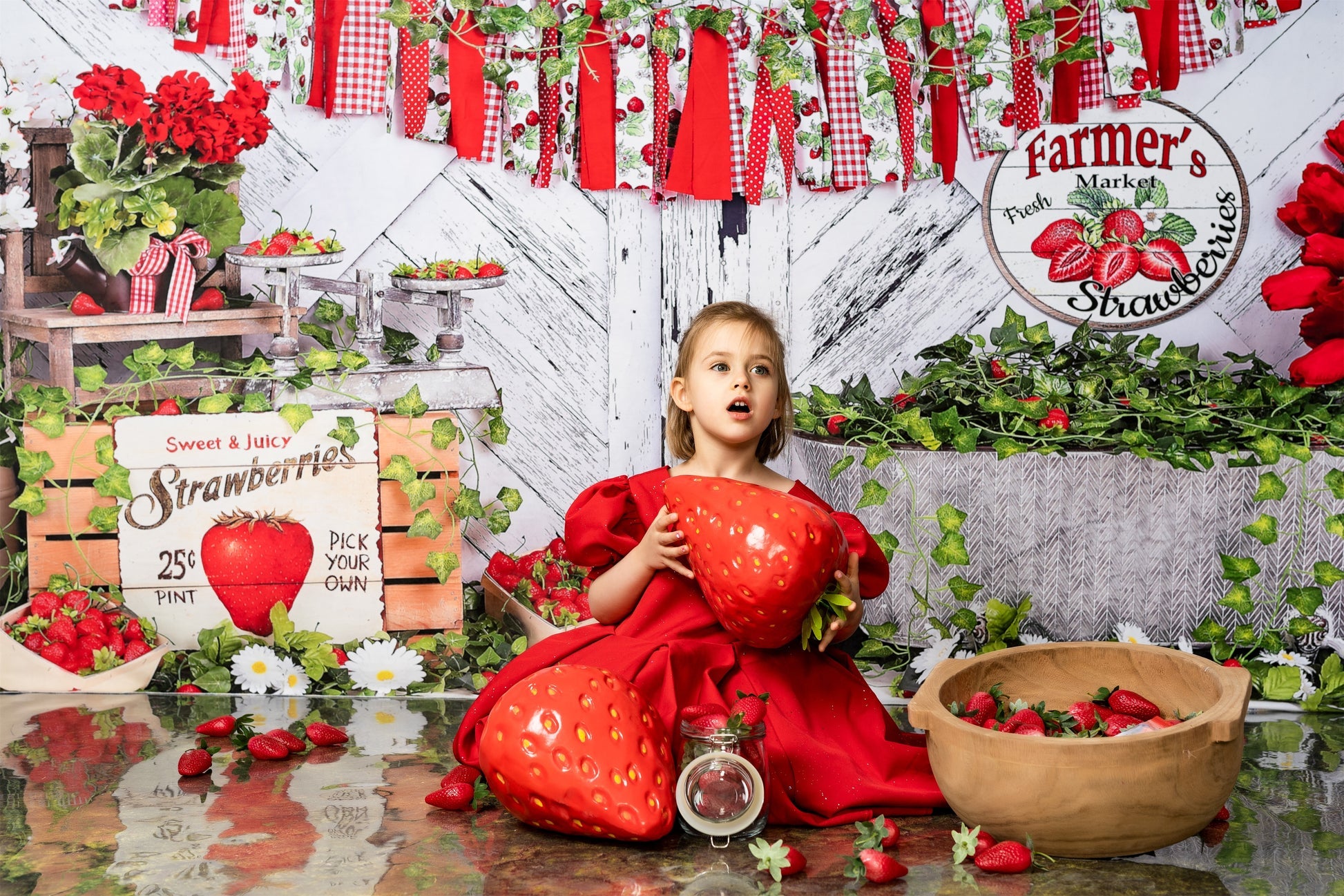 Kate Sommer Erdbeere Weißes Holzbrett mit Bannern Hintergrund - Kate Backdrop.de