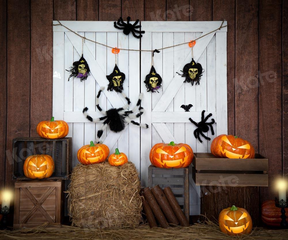 Kate Halloween Kürbis Hintergrund weißes Scheunentor von Emetselch
