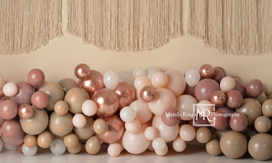 Kate Rosa Boho Luftballons Hintergrund Makramee Wandbehang von Mandy Ringe Photography - Kate Backdrop.de