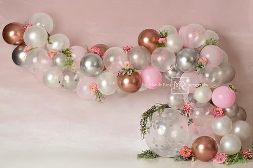 Kate Rosa Weiß und Roségold Blumenballonbogen Hintergrund Geburtstag Entworfen von Mandy Ringe Photography - Kate Backdrop.de