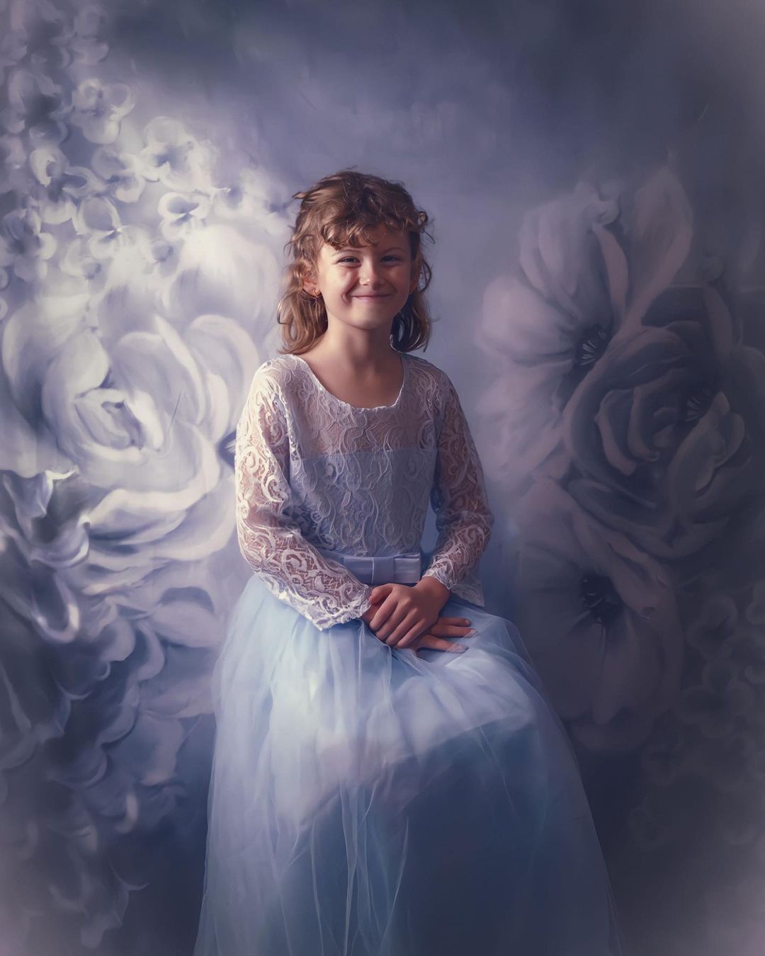 Kate fine art Blumen Blauer Hintergrund Porträtfotografie