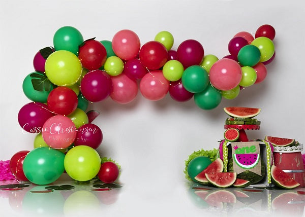 Kate Wassermelonen-Raserei-Geburtstag mit Ballon-Hintergrund für die Kinderfotografie entworfen von Cassie Christiansen - Kate Backdrop.de