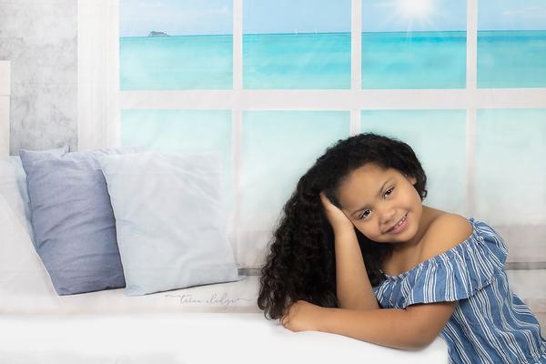 Kate Meer außerhalb des Fensterhintergrund für Familien Wand Entworfen von JFCC - Kate Backdrop.de