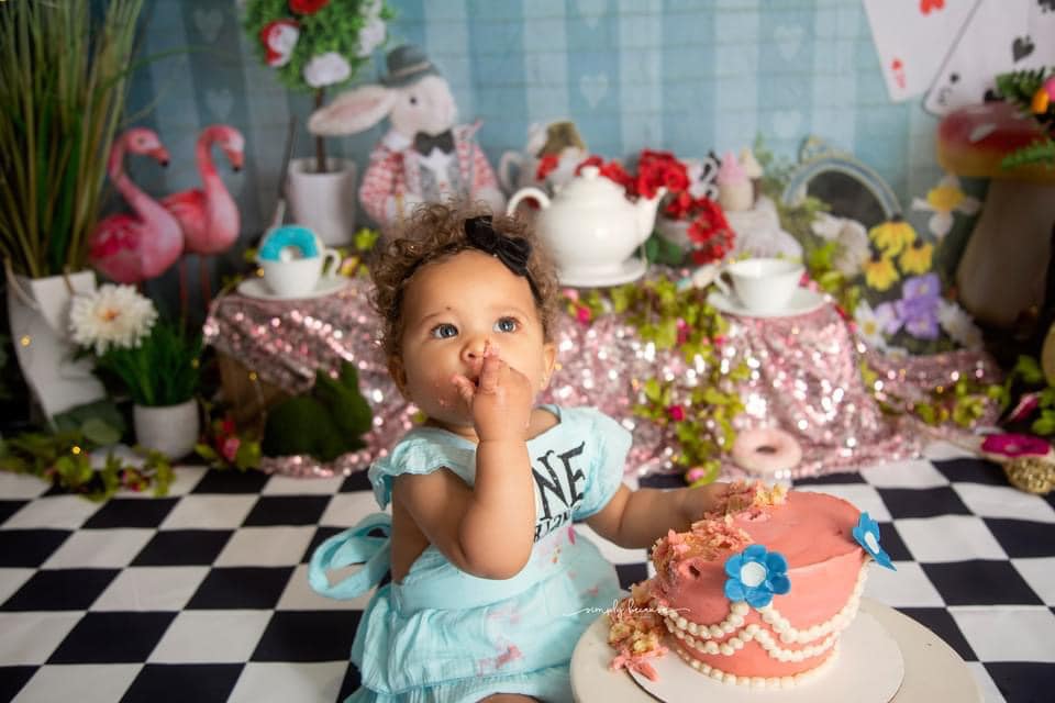 Kate Teeparty mit Alice Hintergrund Entworfen von Mandy Ringe Photography - Kate Backdrop.de