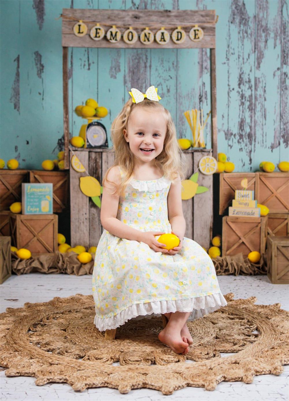 Kate Limonadenständer mit blauem Hintergrund Entworfen von Mandy Ringe Photography - Kate Backdrop.de