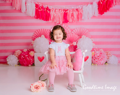 Kate Valentinstag mit Herzen und Streifen Hintergrund Entworfen von Mandy Ringe Photography - Kate Backdrop.de