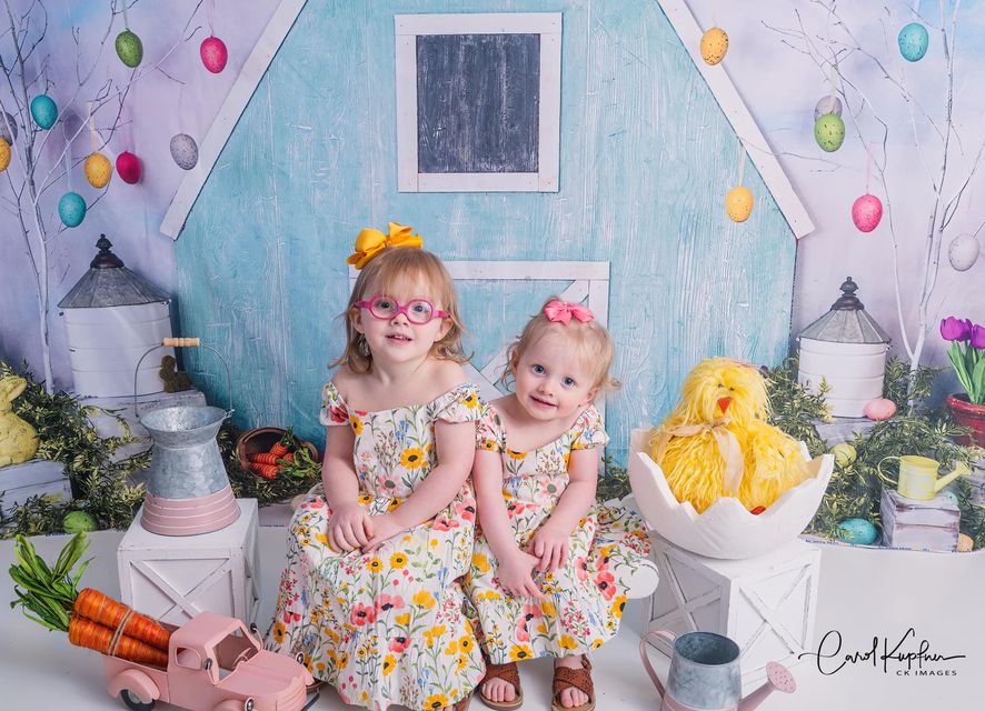 Kate Ostern Blaue Scheune Kulisse von Arica Kirby Photography - Kate Backdrop.de