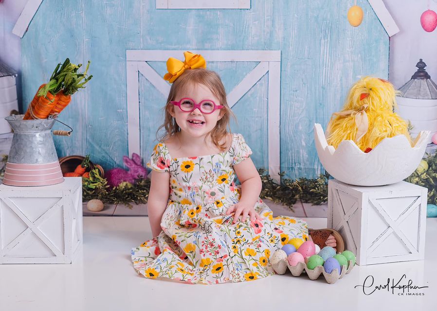 Kate Ostern Blaue Scheune Kulisse von Arica Kirby Photography - Kate Backdrop.de