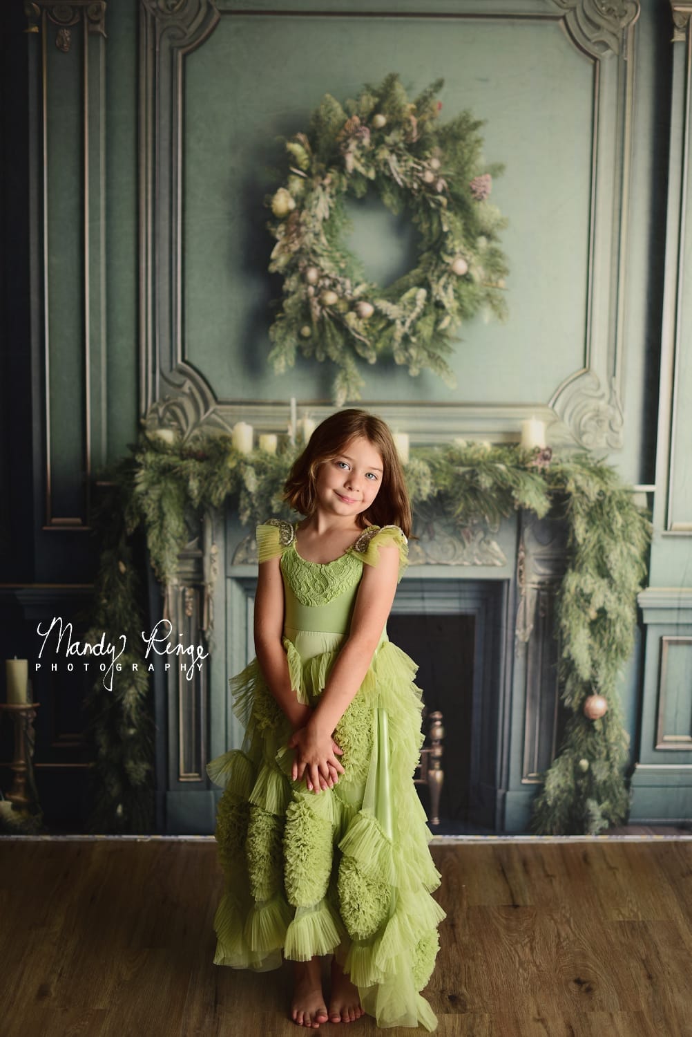 Kate Eleganter Kamin mit Weihnachten begrüntem Hintergrund von Mandy Ringe Fotograf - Kate Backdrop.de