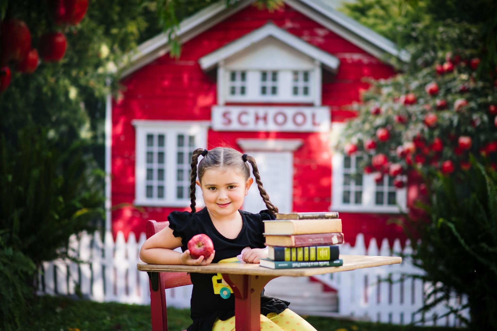 Kate Zurück zu Schule Rotes Haus Apfelbaum Zaun Hintergrund von Chain Photography