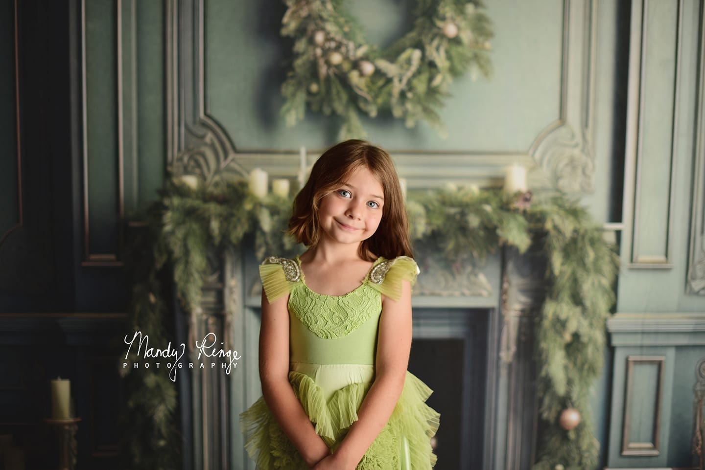 Kate Eleganter Kamin mit Weihnachten begrüntem Hintergrund von Mandy Ringe Fotograf - Kate Backdrop.de